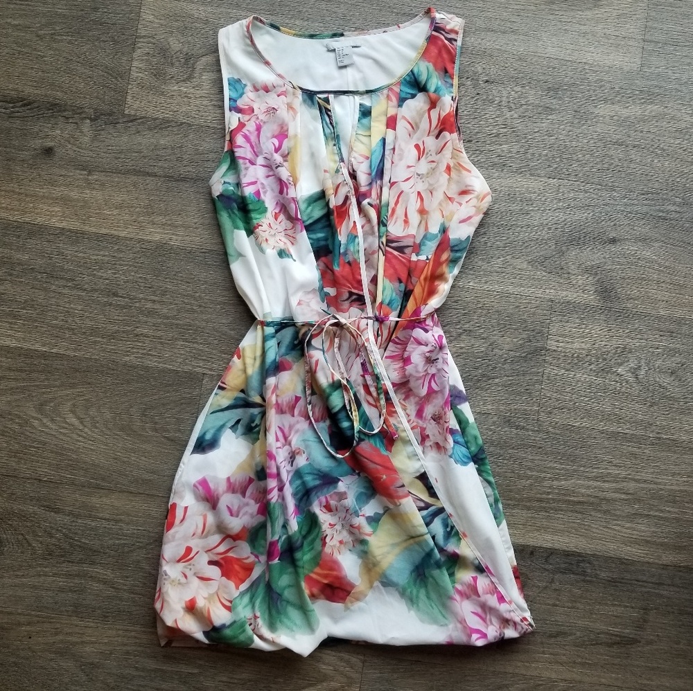 H&M | Floral Keyhole Dress